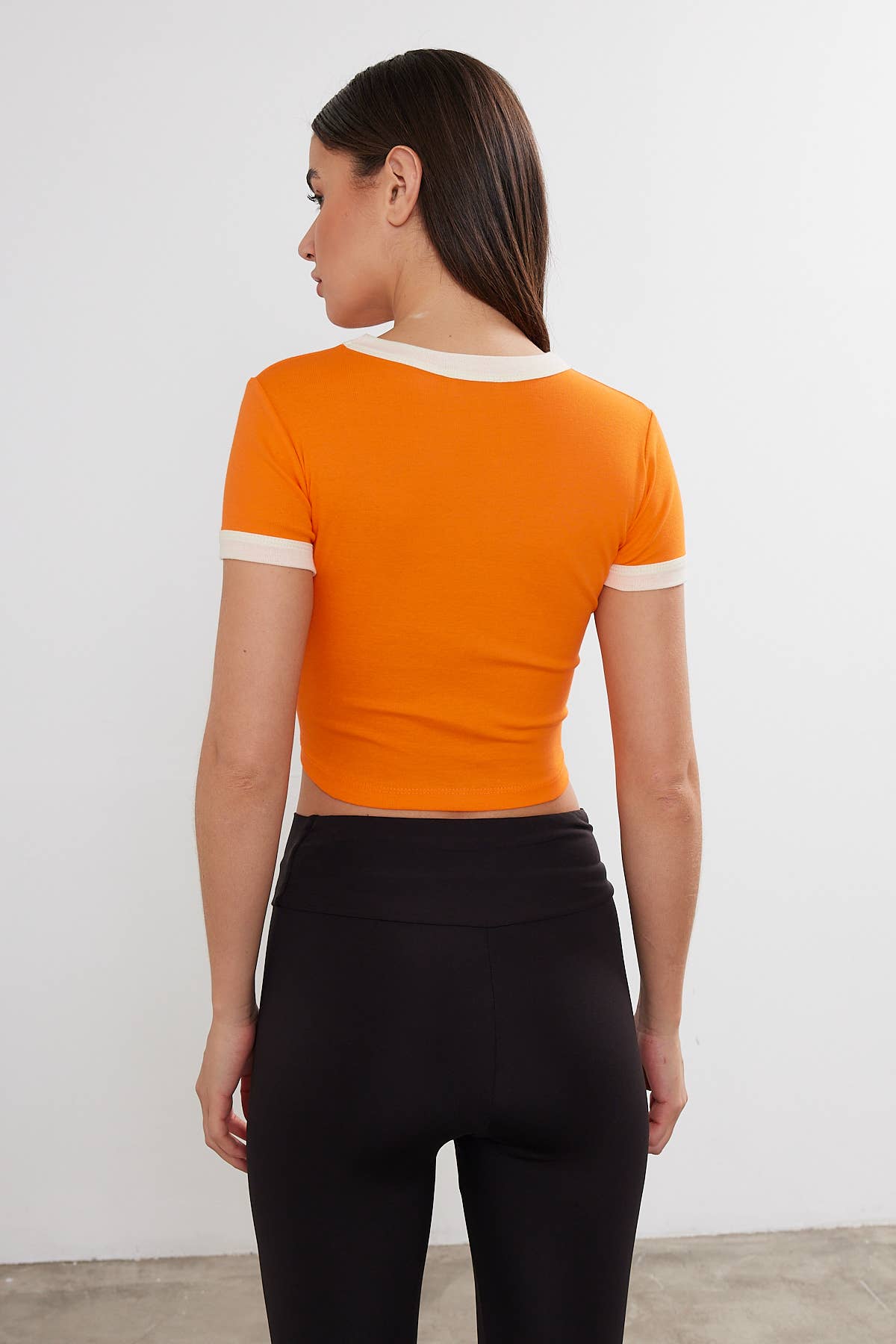 VAV NEW YORK – T-shirt estampada - Mulher por atacado – T-shirt de mulher com estampa de coração cortado Crop Top com estampa de coração8