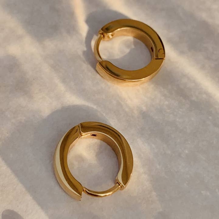 Cerceau Honey Huggie pour la vente par Namaste Jewelry