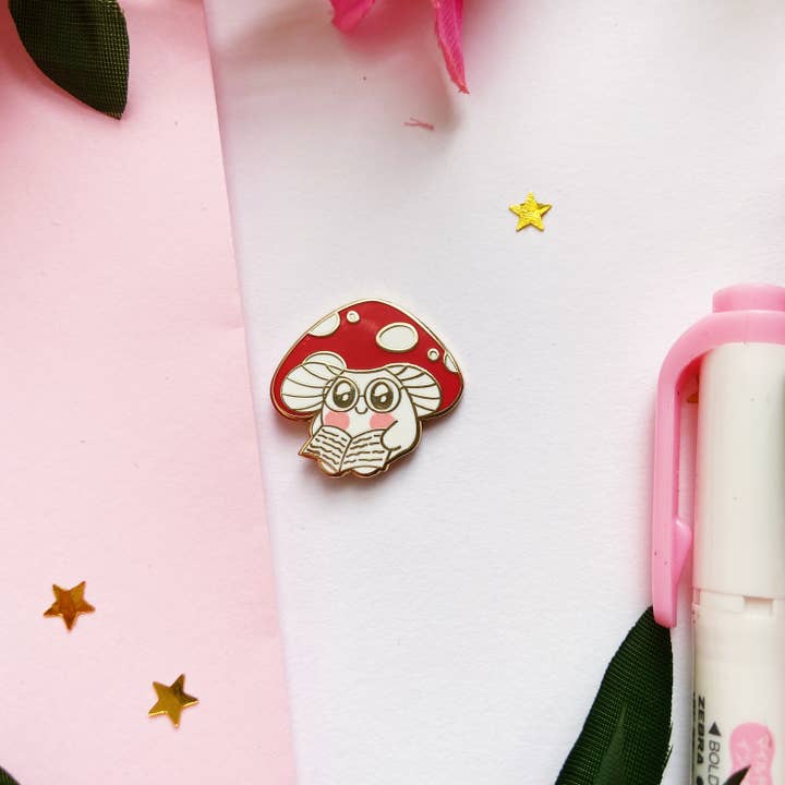 Shroomy Booklover Emalje Pin for engroshandel hos Chuchu Illustrations