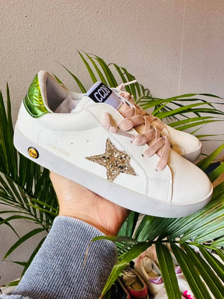 Estrella dorada con zapatillas verdes metalizadas para venta al por mayor de Torn and Trendy