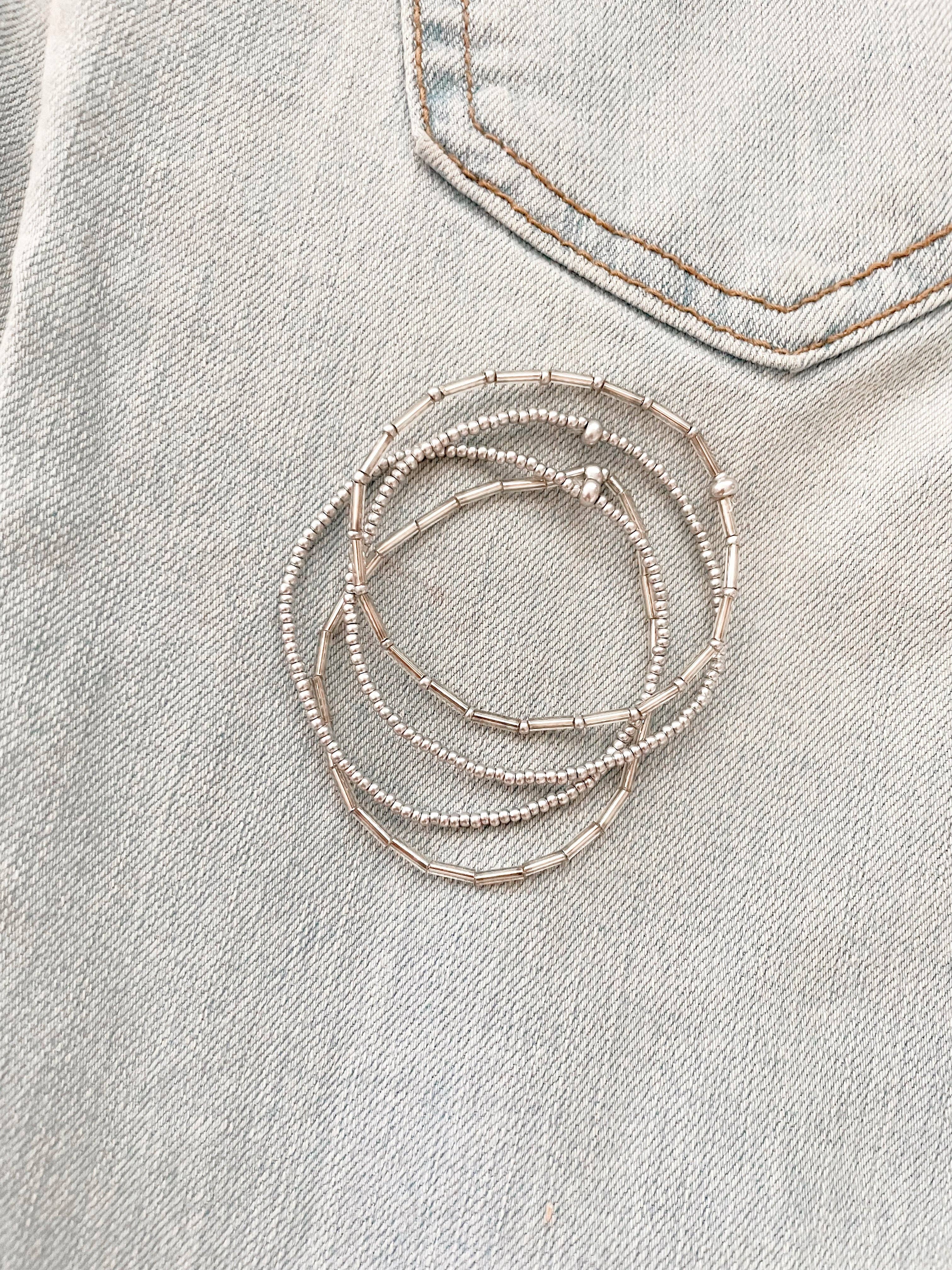 Caitlyn Clare Flair - Vente Parures de bijoux - Ensemble de bracelets empilables minimalistes en perles d'argent, ensemble de bracelets extensibles en perles de verre pour femmes, ensemble de bracelets délicats en perles7