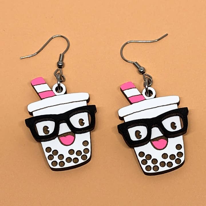 Divertenti orecchini pendenti in legno fatti a mano Boba per la vendita all'ingrosso da parte di Unpossible Cuts