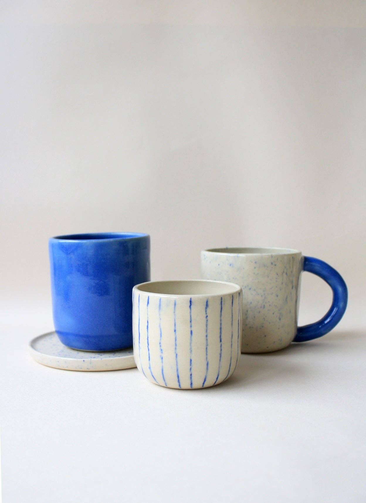 andrea frieling ceramics – wholesale Kaffekoppar – COPO-mugg i karamellrosa och blått2