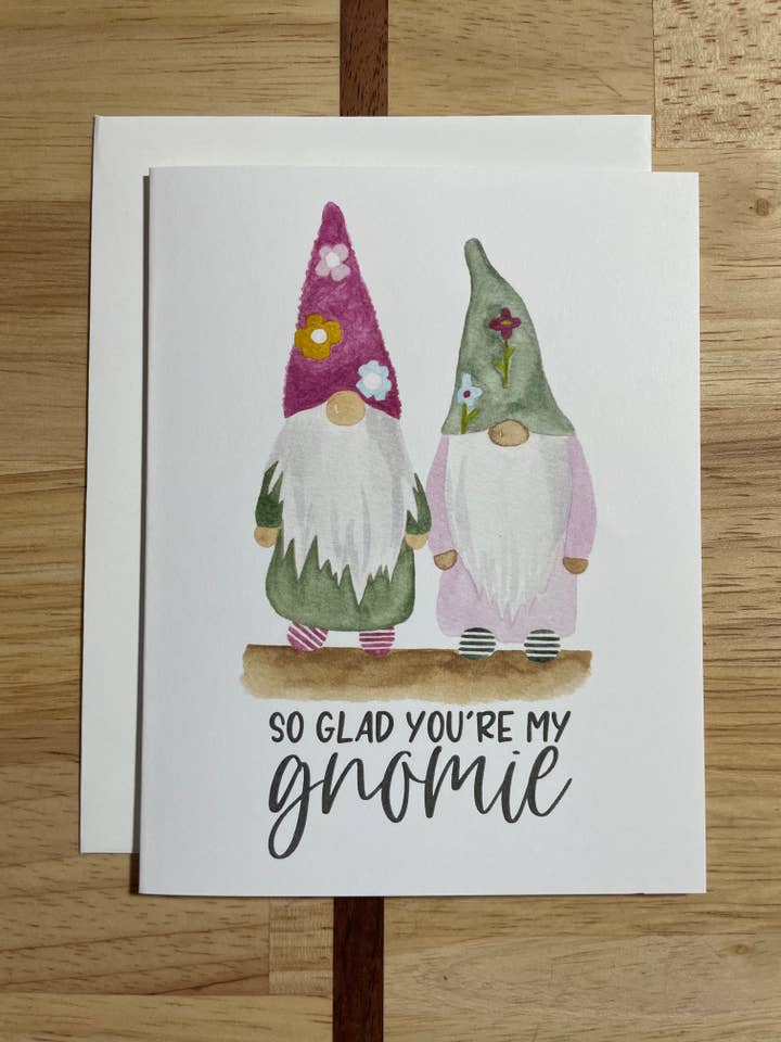 Biglietto di auguri ad acquerello con scritta «So Glad You're My Gnomie», Friendship per la vendita all'ingrosso da parte di Kristin Schmidt Artist