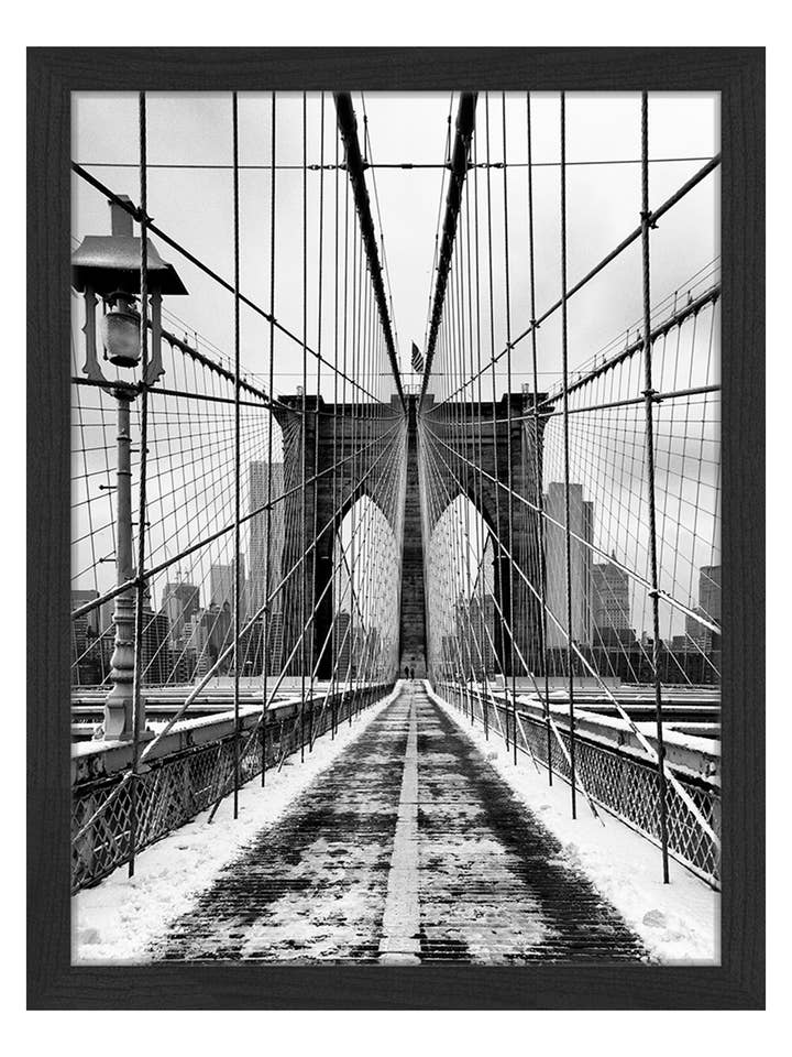 Brooklyn Bridge mit Schnee bedeckt. Wandbild mit Rahmen. für den Großhandel von Any Image