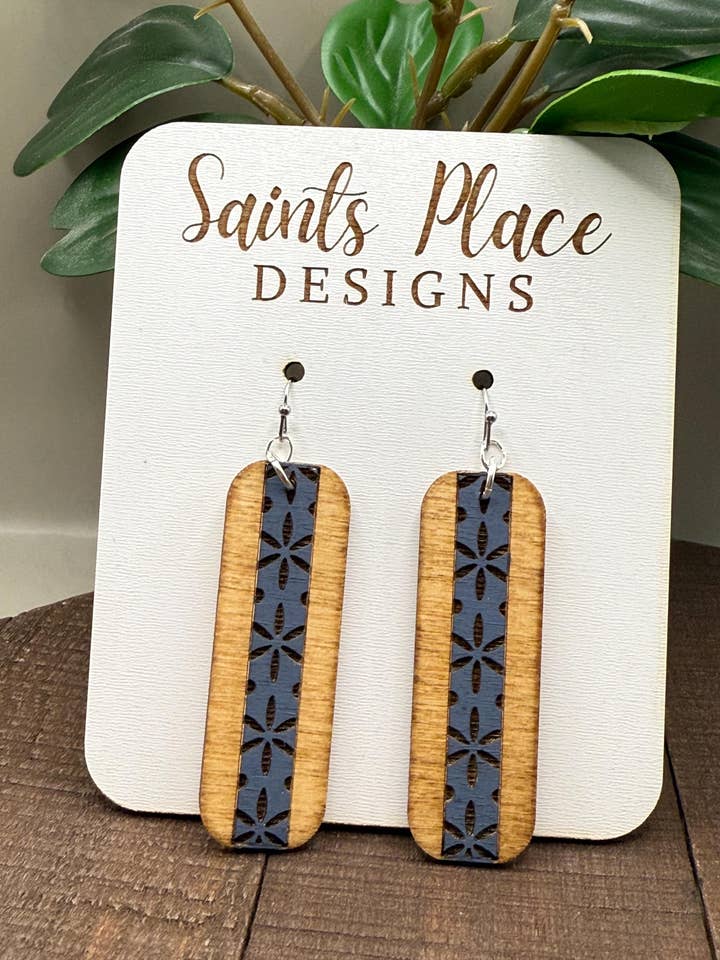 Pendientes de Barra Floral Grabados Elegantes: Joyería Personalizada para venta al por mayor de Saints Place Designs