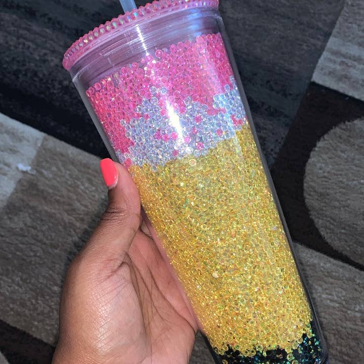 Gobelet rempli de strass en forme de crayon pour la vente par Dukes Designs & Creations