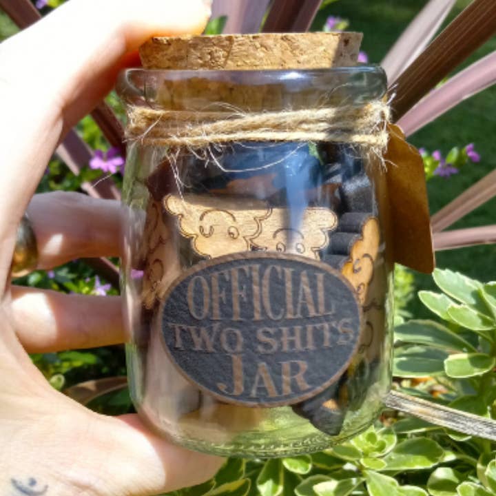 Pot officiel Two Shits pour la vente par Expressions Engraved