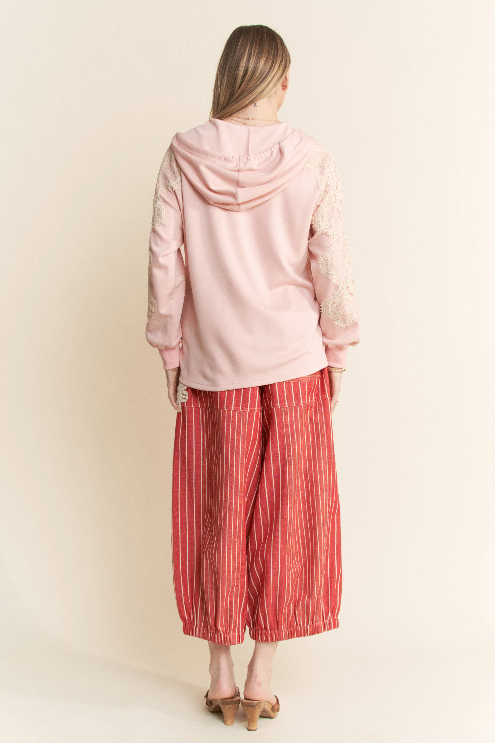 Davi & Dani – Großhandel Hoodie – Damen – HOODIE MIT SPITZENDETAIL UND LOCKERER PASSFORM UND LANGEN ÄRMELN15