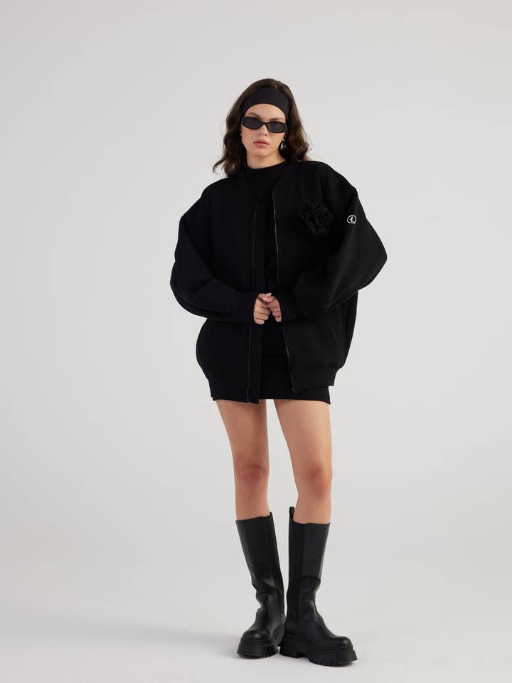 Alexa Zwarte Oversized Bomberjack met Verwijderbare Rozenaccessoire voor wholesale door Buy Me Fur