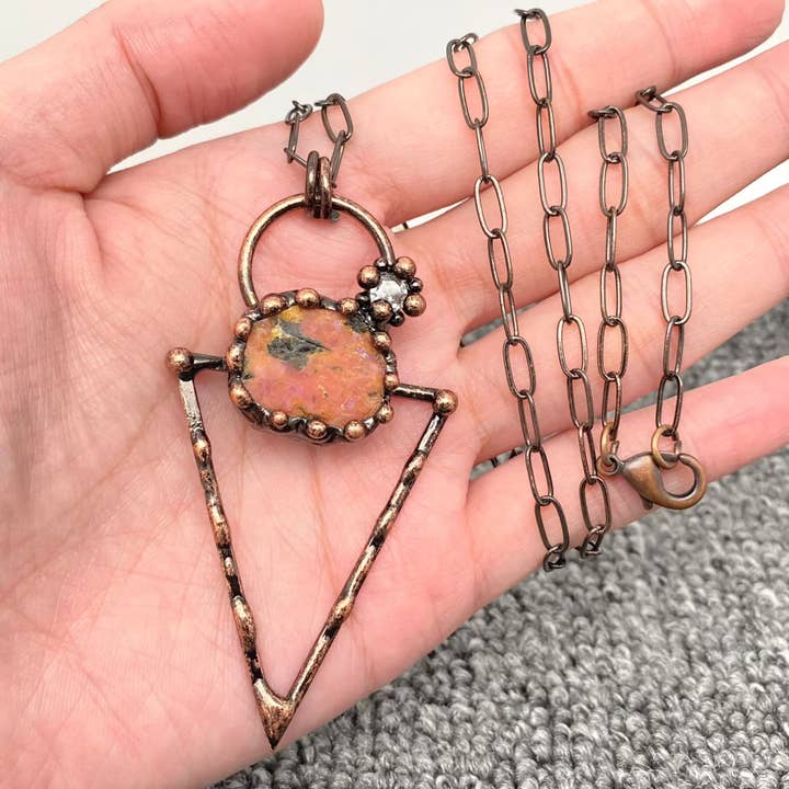 Mio Queena - Wholesale Spiritual Stone/Crystal - CS - Triangle Charm Necklace Inlaid with Natural Redstone