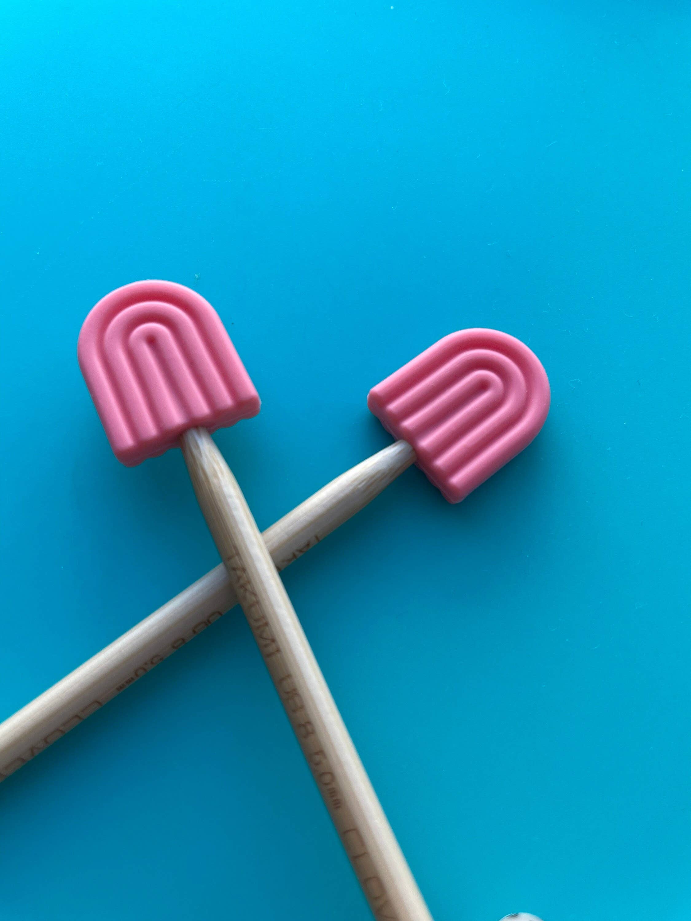 Comma Craft Co - Wholesale Knitting/Crochet Supplies - CURATED SETS! Knitting Needle Point Protectors - rainbows2