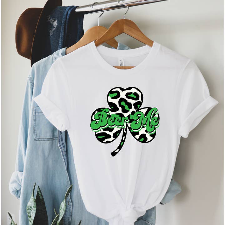 Beer Me Shamrock Unisex-T-Shirt — St. Patrick's Day für den Großhandel von Into The Desert