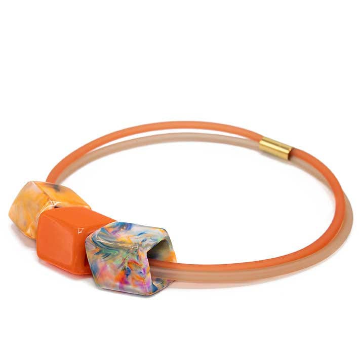 Collana esclusiva arancione in gomma con 3 cubi - Royal Dutch - per la vendita all'ingrosso da parte di FATES, style with a story