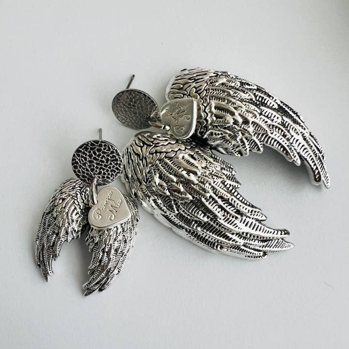 Orecchini ali argentate irregolari per la vendita all'ingrosso da parte di Pampa Mia