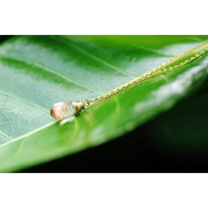 Fantastisk & Sparkling Aaa Shciller Oregon Sunstone Drop Necklace//En liten droppe solsken handgjord på Hawaii med kärlek! för wholesale av Treehouse Jewelry Hawaii