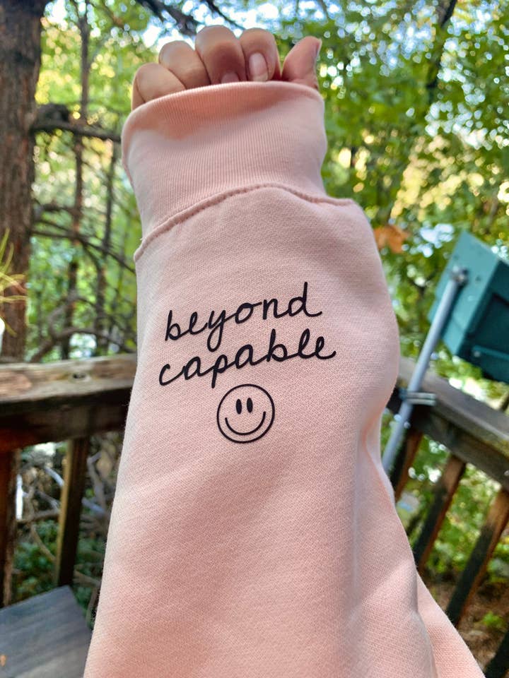 Rad Vibes Only – Engroshandel Hoodie – Kvinder – Du er i stand til fantastiske ting Hættetrøjeord på ærmet2