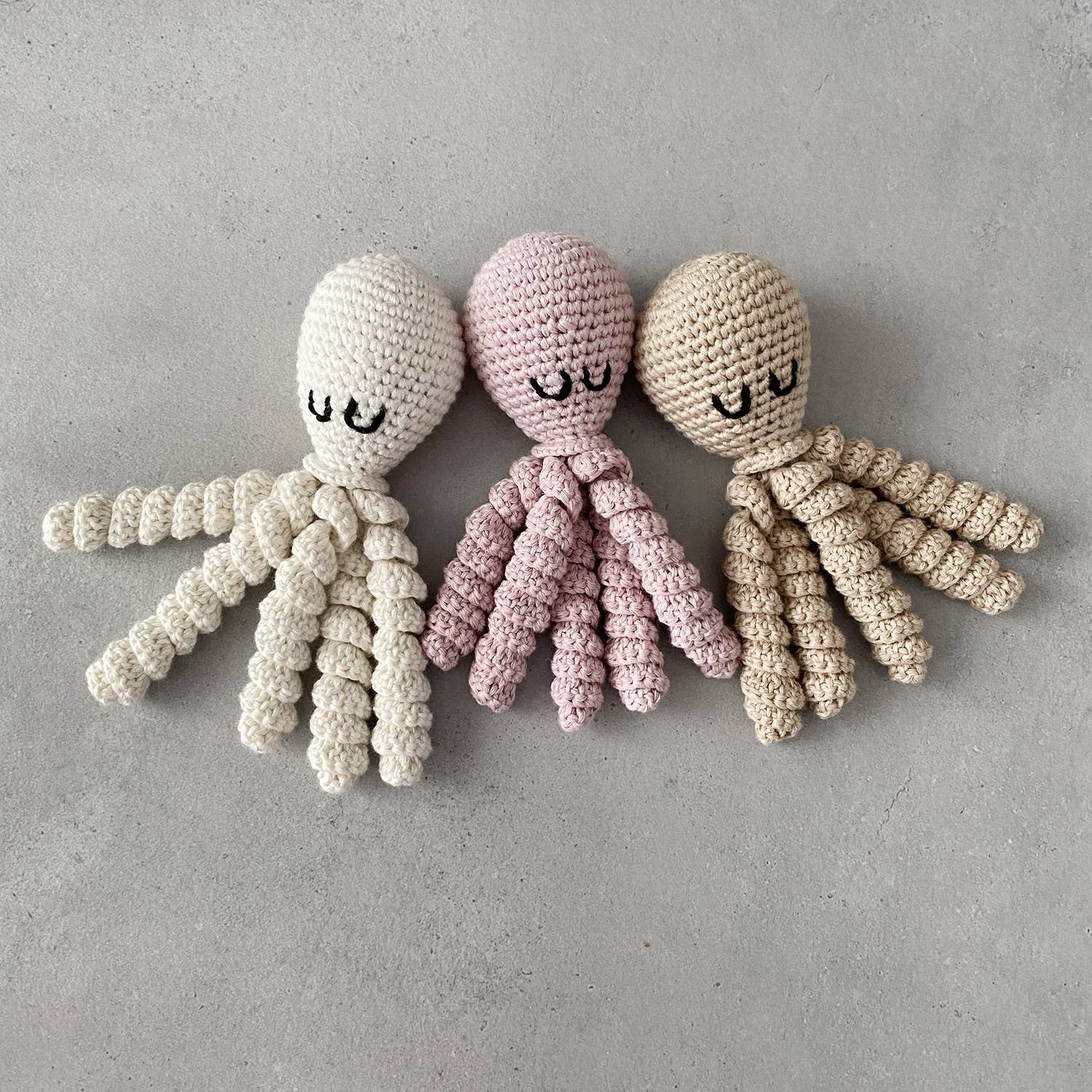 MAYLILY – Großhandel Handrassel – Baby – Rassel-Oktopus – cremefarben3