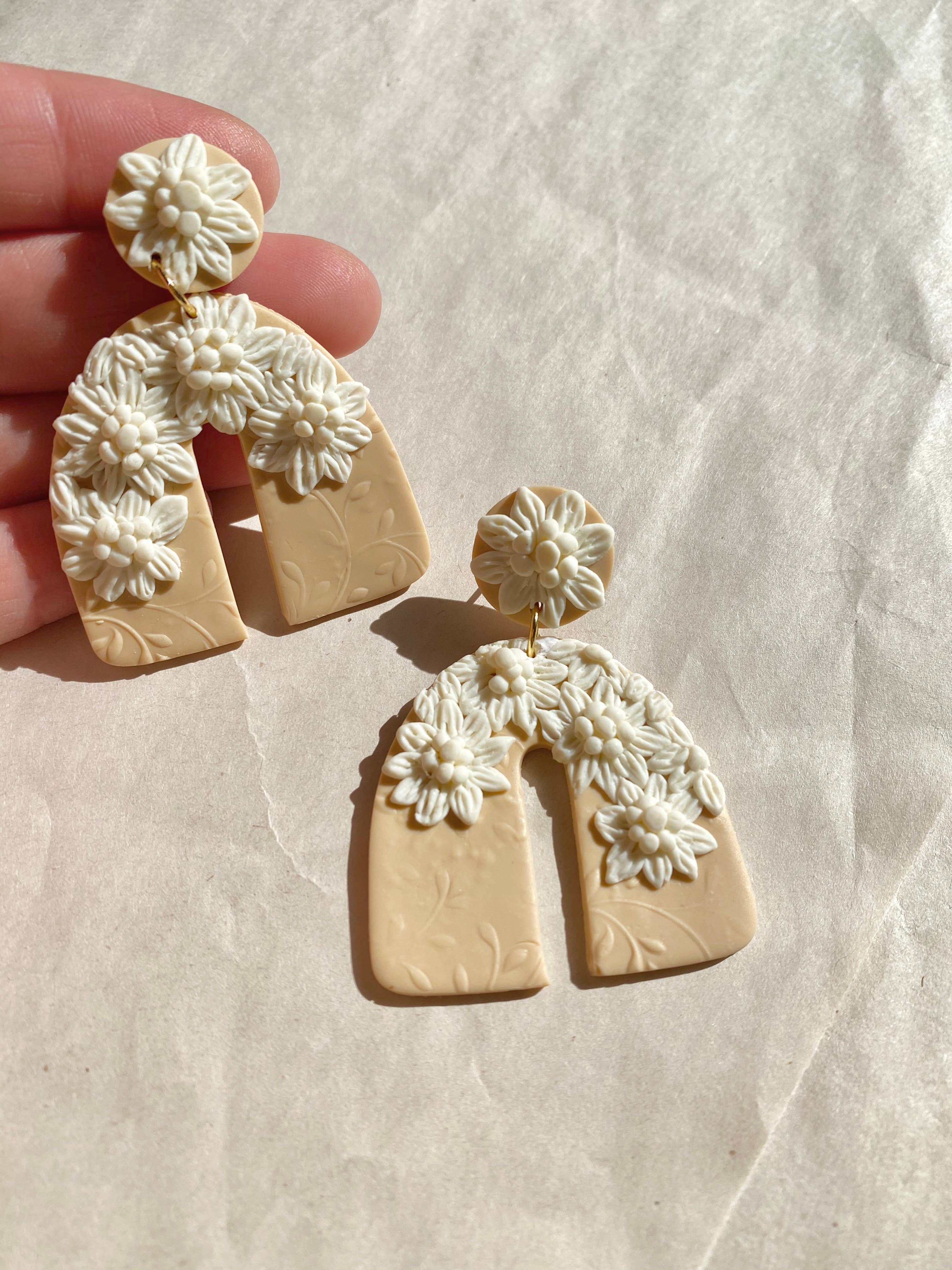 AnalyJewelry - Wholesale Dangle Earrings - Elegant Detail Floral Arch4