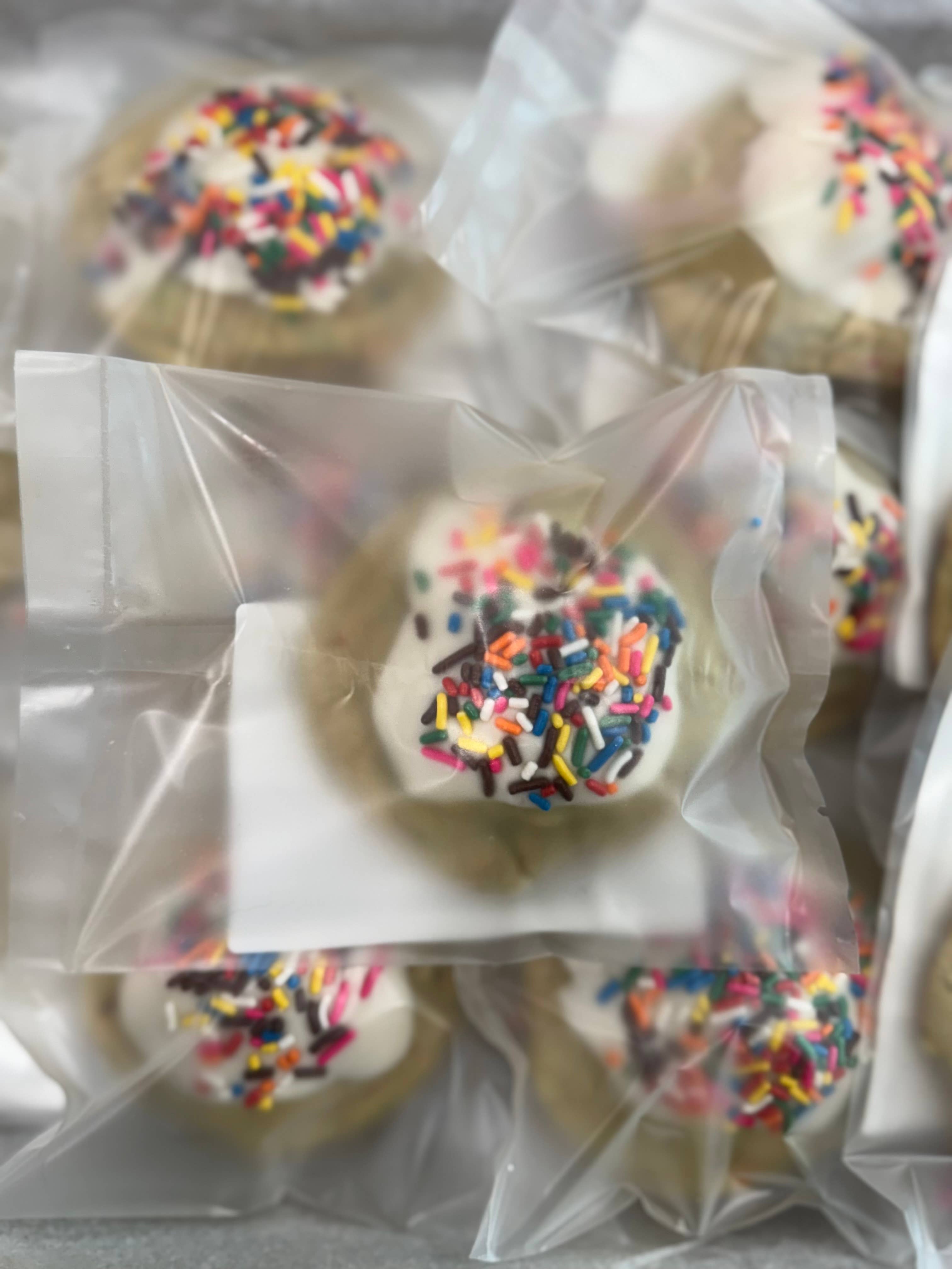 Frosted Cupcakery Bakery - Vendita all'ingrosso Biscotti - Biscotti farciti gusto torta di compleanno1