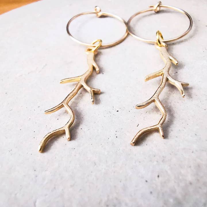 Guldkorall hängande Hoop-örhängen för wholesale av Sophellie Jewellery