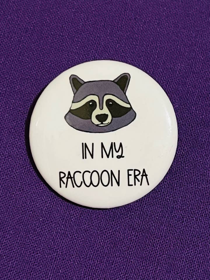 Dans mon ère raton laveur bouton pour la vente par In Stitches by Sara