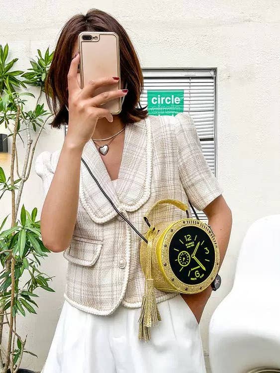 Chaque sac à main rond à paillettes avec accent de pompon et cadran d'horloge de mode pour la vente par MB Fashion Wholesale
