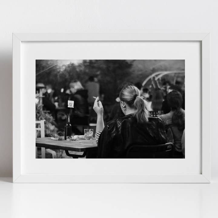 Kvinde, der ryger cigaret Bologna Italien Kunstfotografi i sort-hvid print for engroshandel hos Mo & Paul Photography