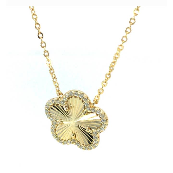 Kvindernes Lucky Charm Pavé Kløver Vedhæng Halskæde Farve Guld for engroshandel hos Gigi & Jen