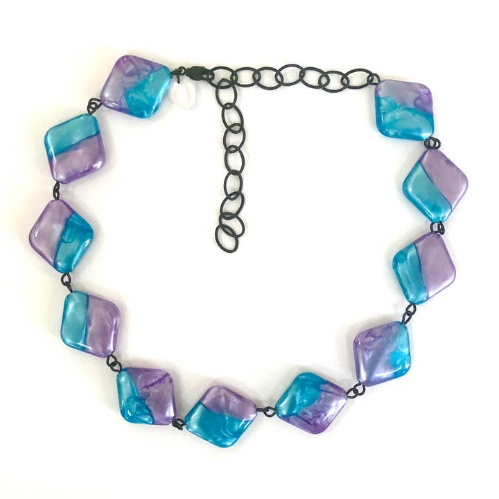 Collana Aura Blu Caraibico e Viola Aura Glow Perline Amelia per la vendita all'ingrosso da parte di Leetie Lovendale