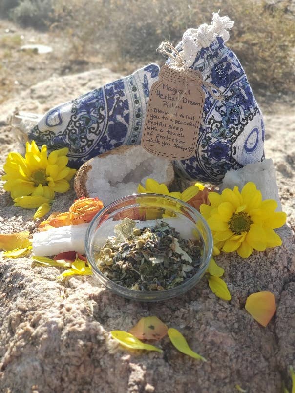 Oreiller magique aux herbes pour la vente par Copper Crescent Botanicals