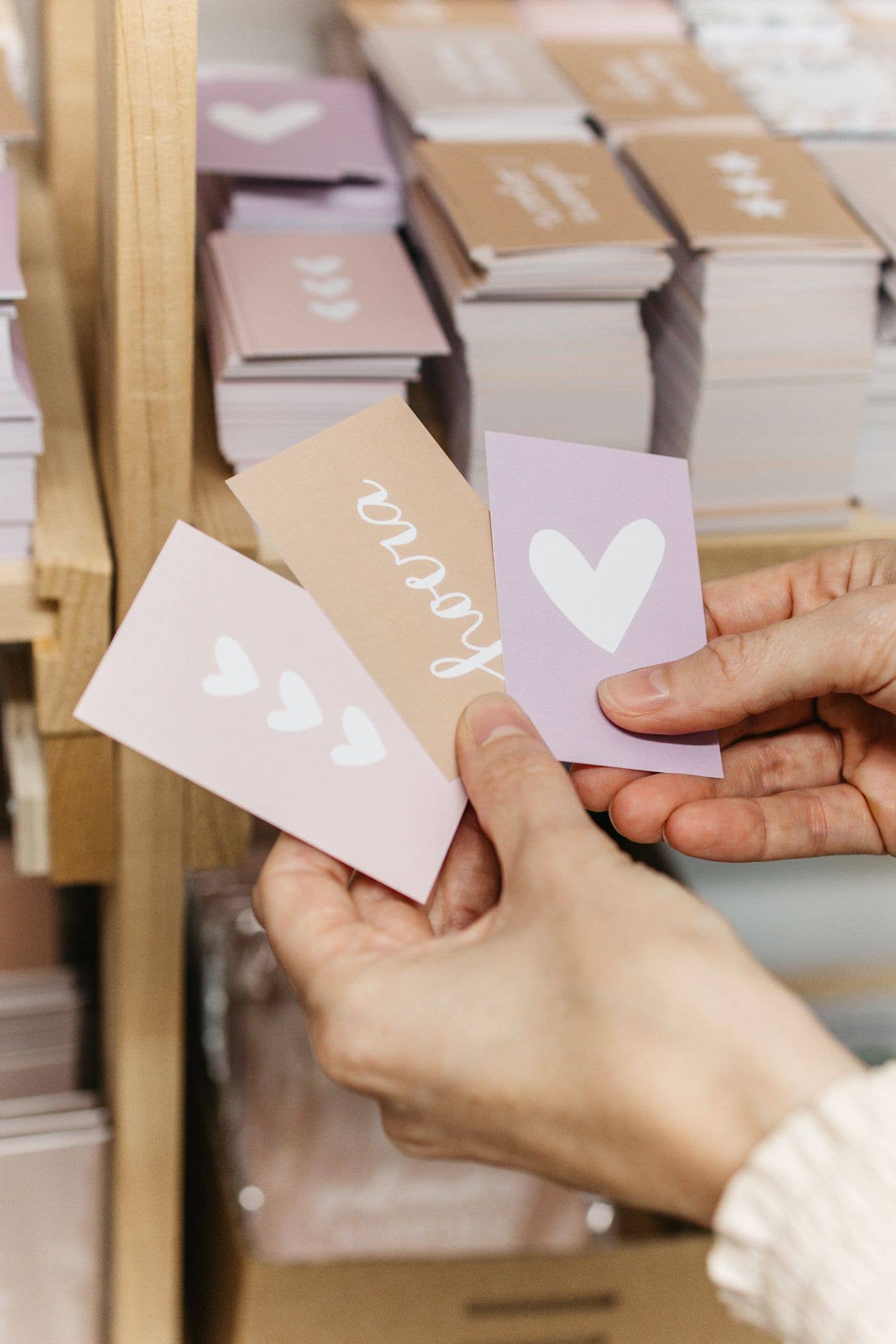 NynkeOntwerpt - Venta al por mayor Tarjetas de amor - Tarjeta mini | Corazones en taupe claro3