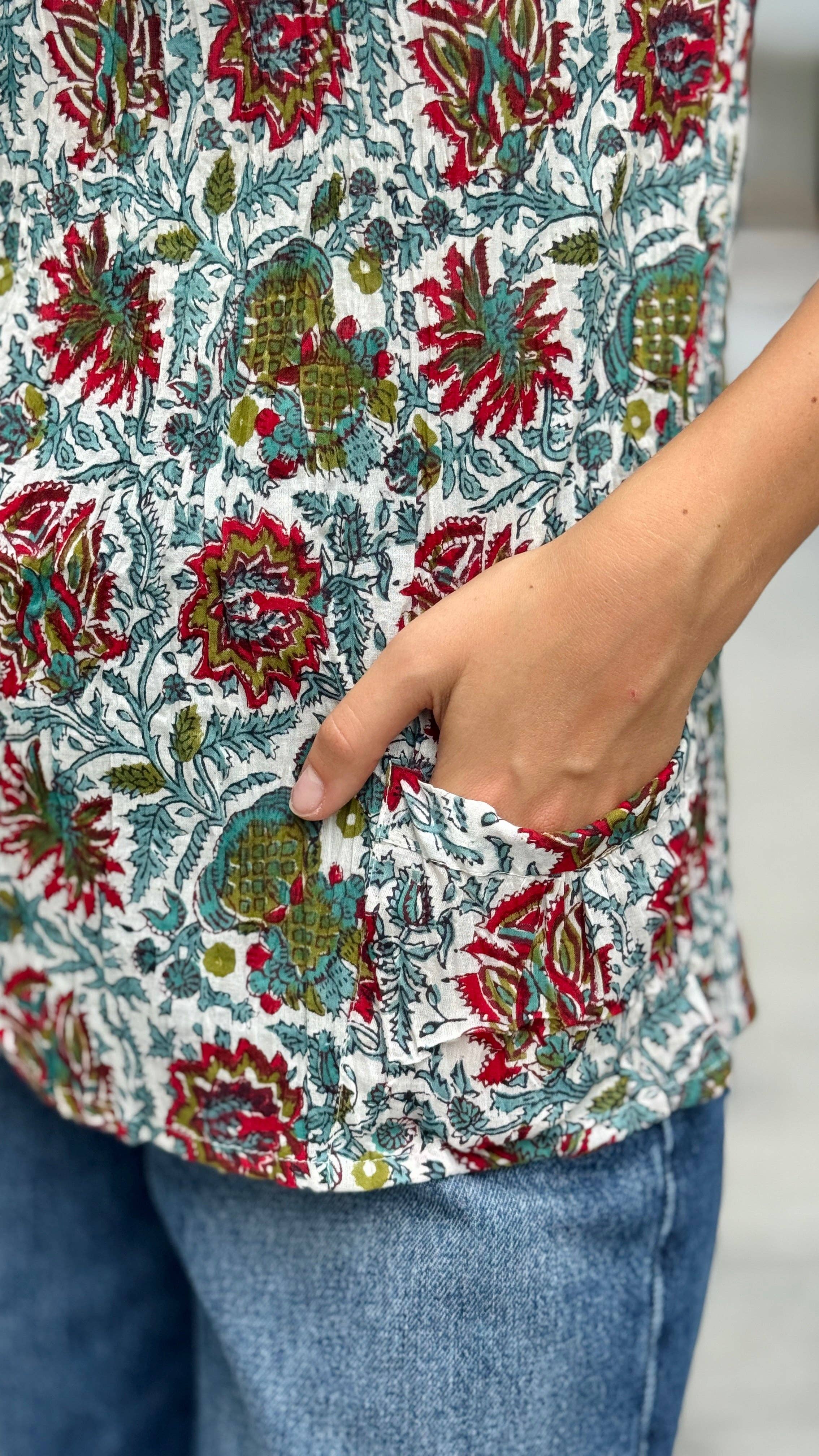 MALINI FASHION DESIGN PRIVATE LIMITED - Wholesale Blouse - Women's - Camicia in Cotone Indiano Block Print – Bianca con Fiori Rosso Rubino e Foglie Smeraldo, Maniche Corte5