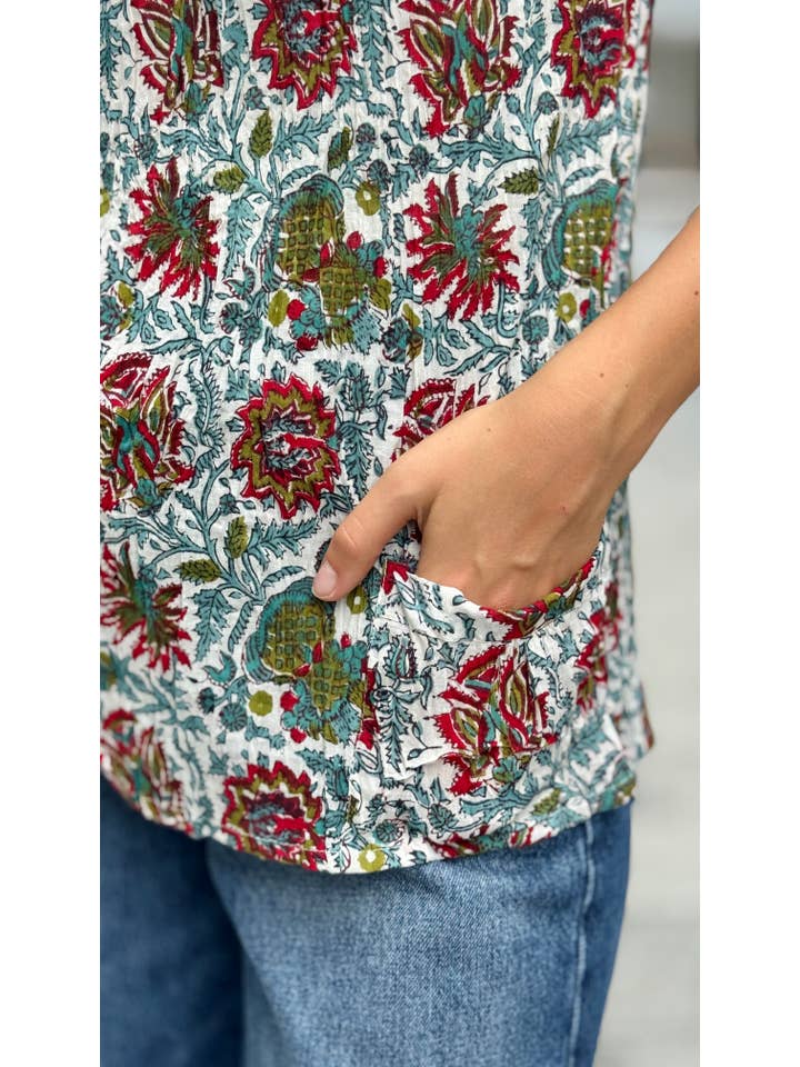 MALINI FASHION DESIGN PRIVATE LIMITED - Wholesale Blouse - Women's - Camicia in Cotone Indiano Block Print – Bianca con Fiori Rosso Rubino e Foglie Smeraldo, Maniche Corte5