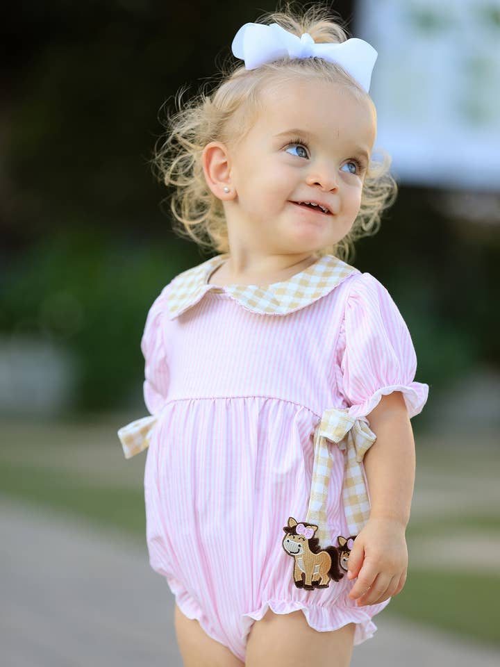 Rylee Faith Designs - Vendita all'ingrosso Tutina (senza piedini) - Neonati - Pagliaccetto per bambine con cavallo da fattoria – Quadri rosa1