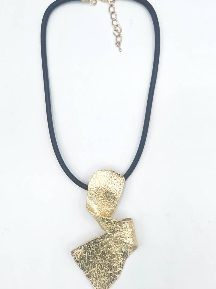 COLAR CURTO EM CORDÃO DE COURO PINGENTE NKE5858-35NY por atacado de LORIANE CREATION