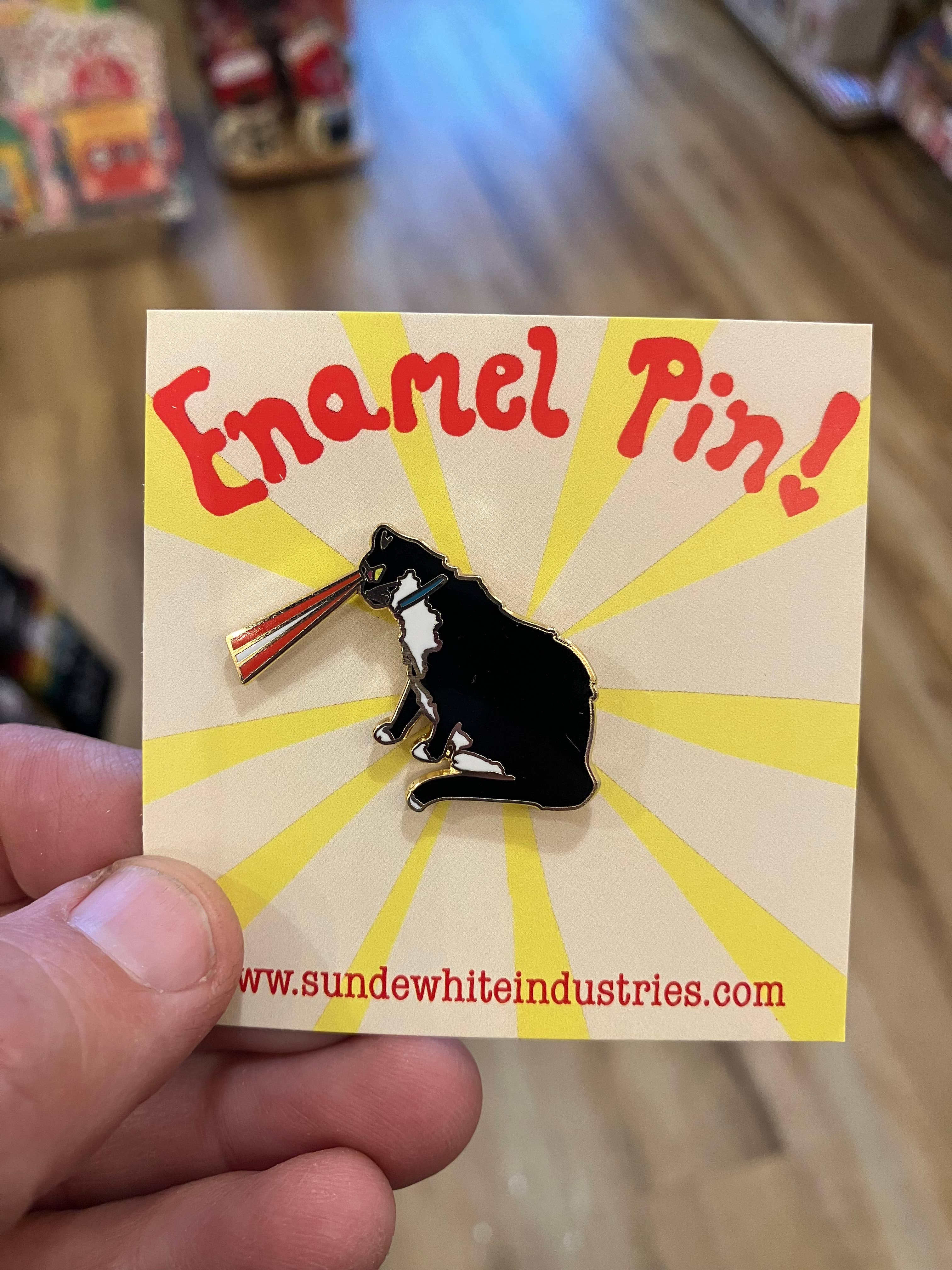 Sunde White Industries – Engroshandel Reversnål/knap – Laser Cat emalje Pin