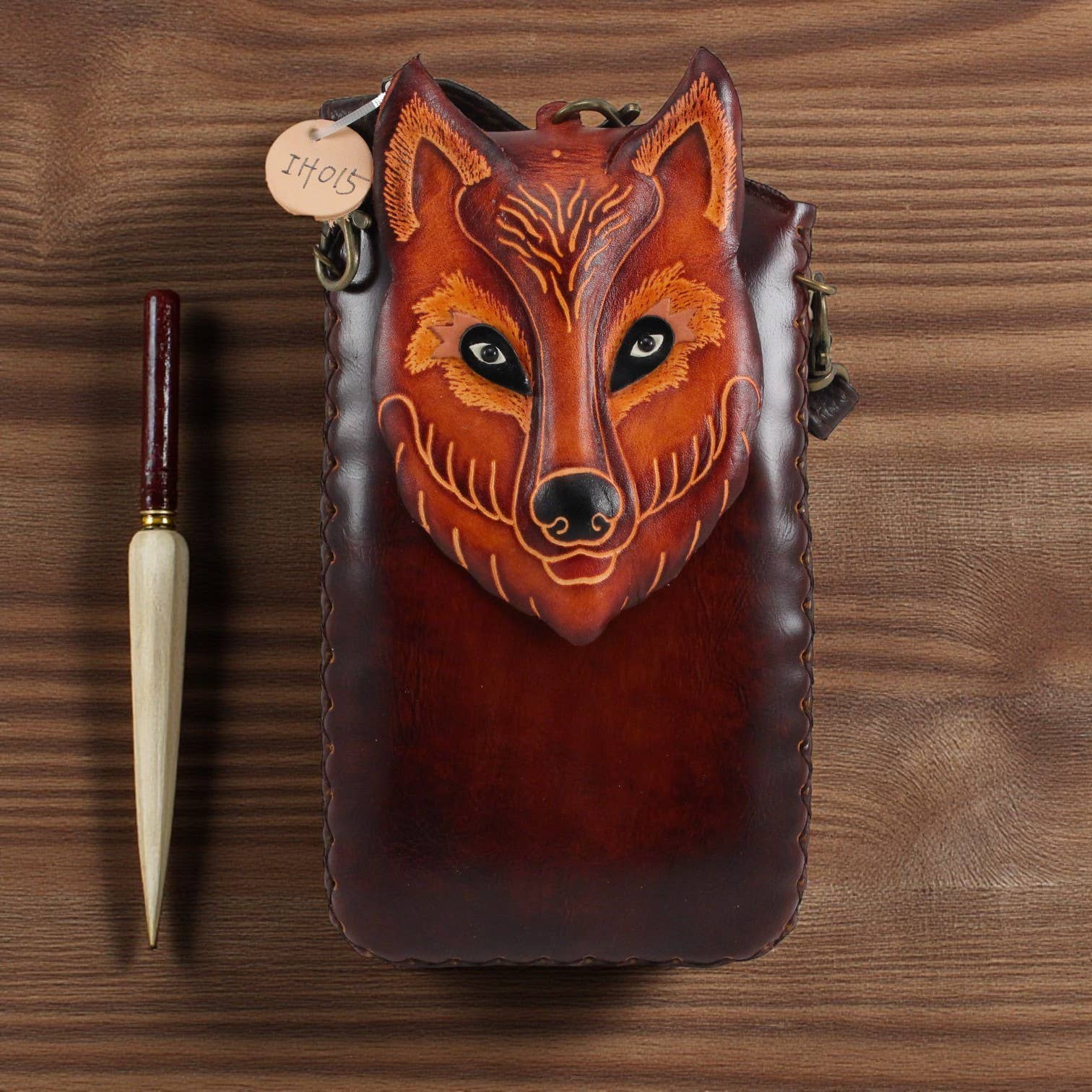 Sunflower Handmade leather inc - Vendita all'ingrosso Custodia per cellulare - Donna - Custodia per cellulare in pelle fatta a mano con lupo1