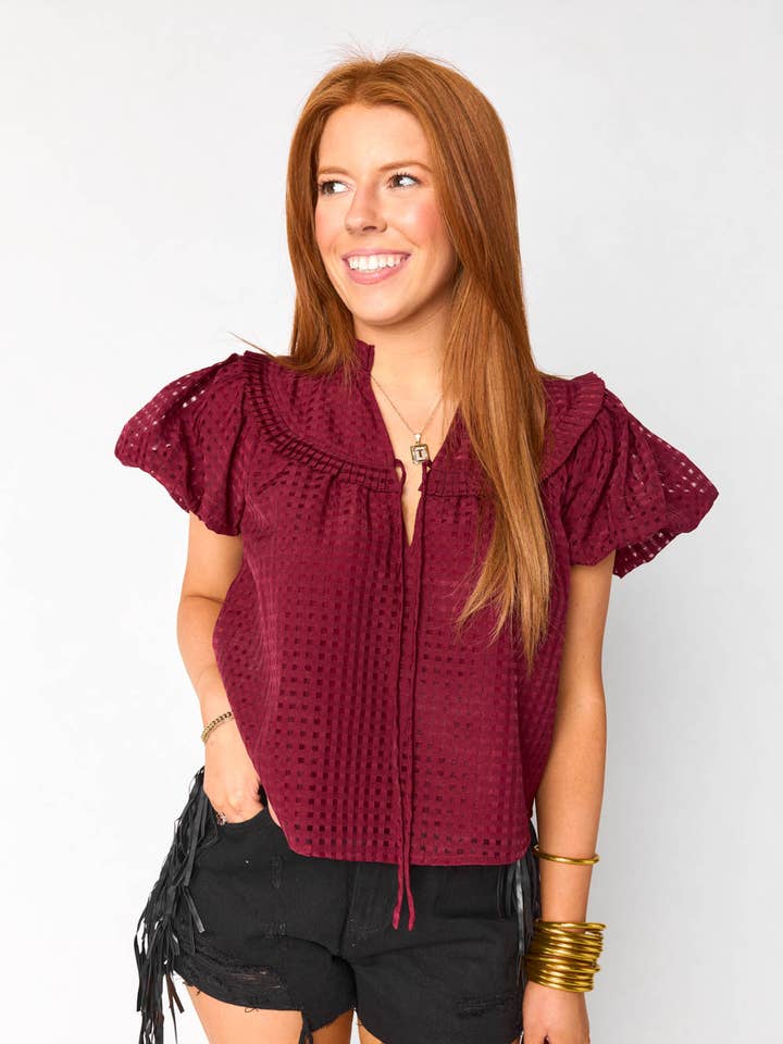 Top a maniche corte Leeland bordeaux con volant per la vendita all'ingrosso da parte di BuddyLove