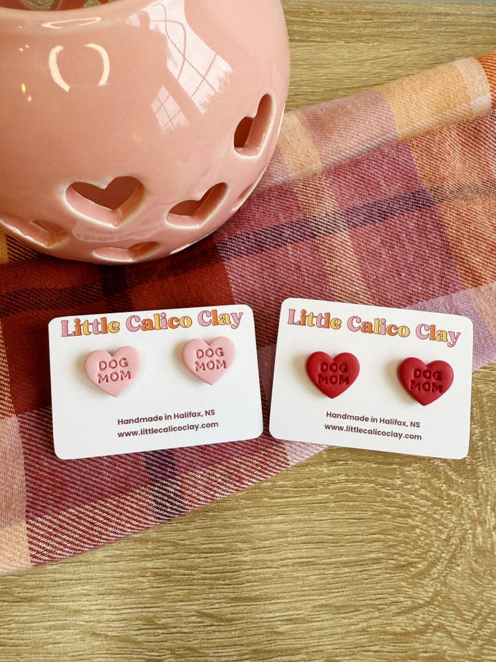 Clous d'oreilles cœur de maman chien | Boucles d'oreilles en argile polymère pour la vente par Little Calico Clay