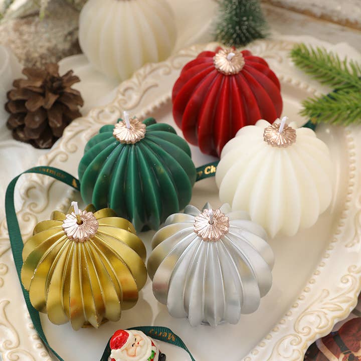 Candela Profumata Decorativa per l'Ambiente Domestico a Sfera Pieghettata Natalizia per la vendita all'ingrosso da parte di Candles Meta