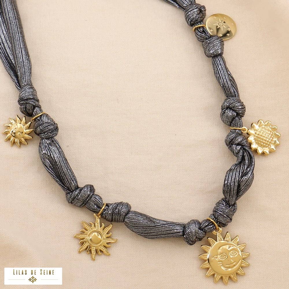 Lilas de Seine – wholesale Hänge-/berlockhalsband – Astralhalsband i rostfritt stål med knutna tygberlocker 01245812