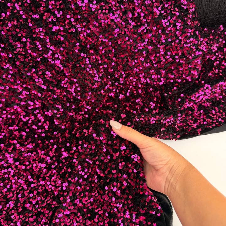 Lyserøde pailletter på sort strækfløjlsstof fra Yard 2-vejs strækfløjl Stephanie All-Over Simmering pailletter, til brudekjoler, kjoler for engroshandel hos GalaTextile