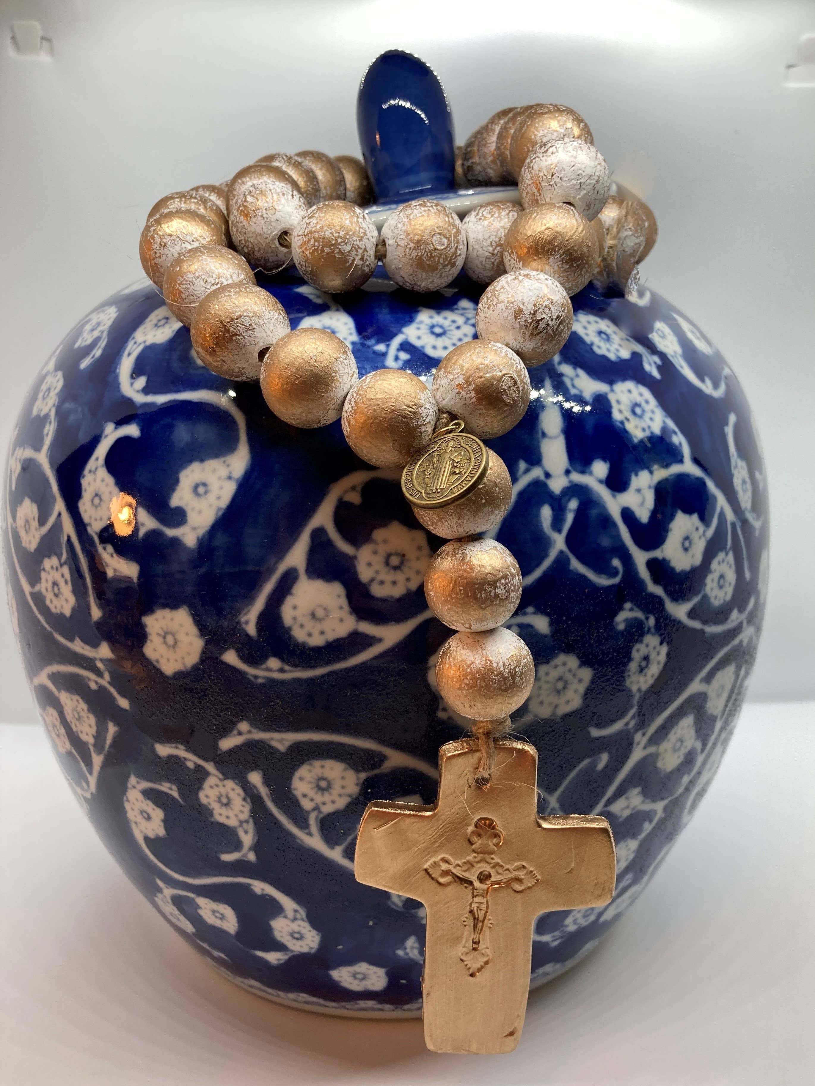 Kleuren op maat Natalie wit houten kralenketting met middelgrote gouden klei kruis voor groothandel op Faire2