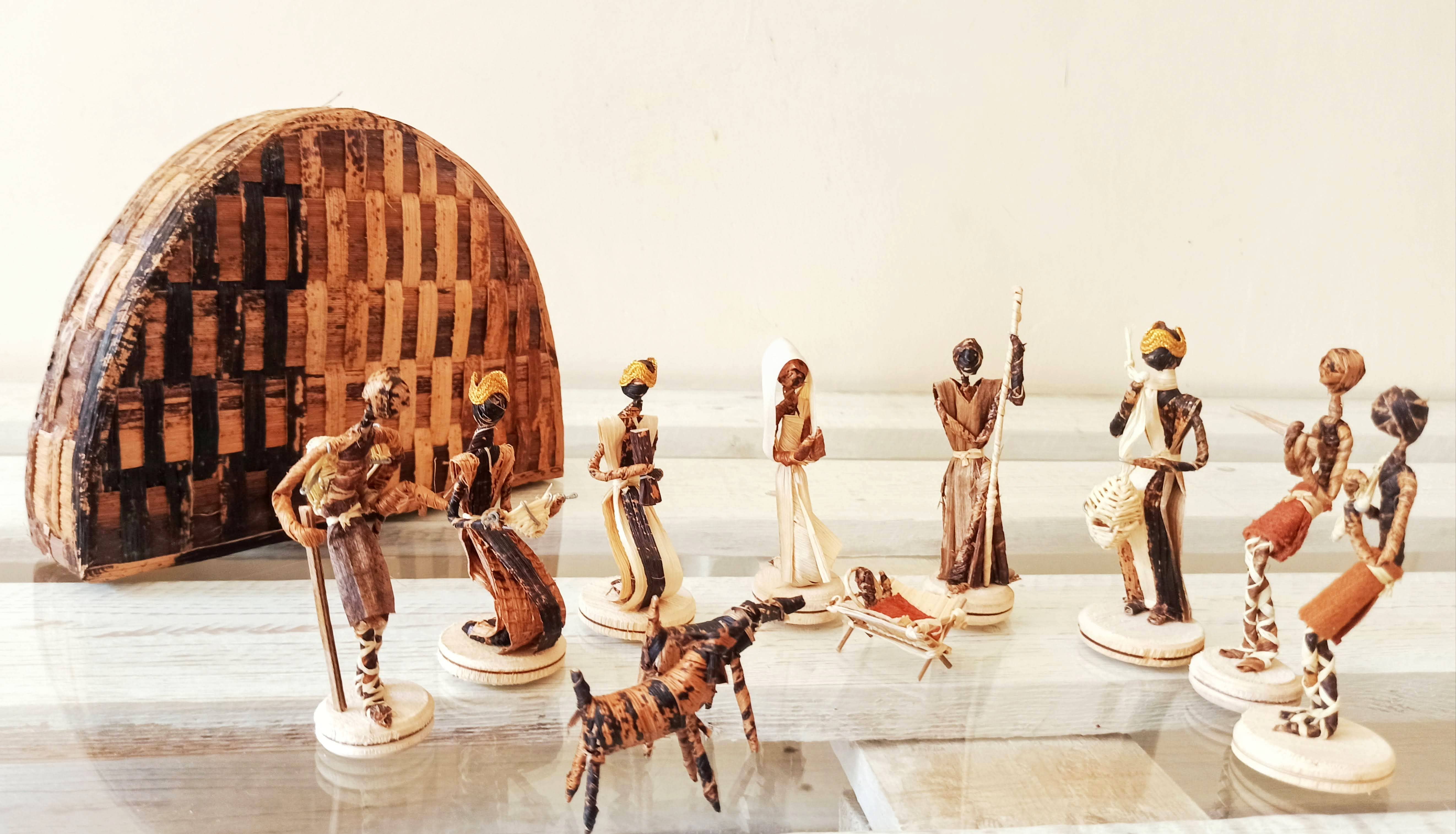 African Craft Collection – Engroshandel Julekryppe – Julefødselsscene - Bananblade2