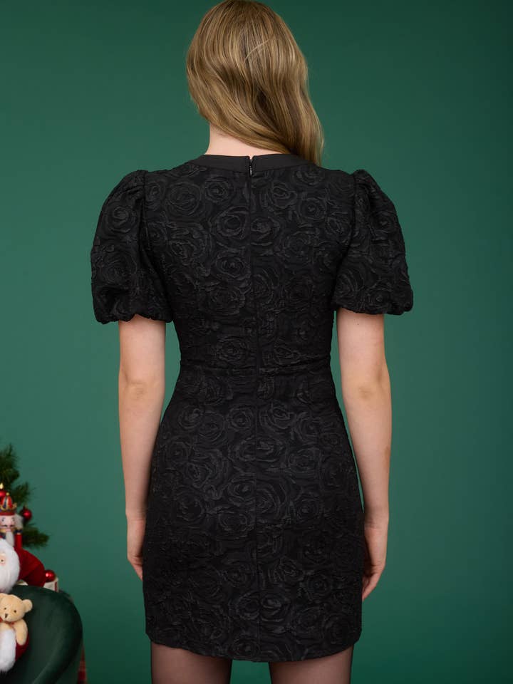 Blu Pepper – Engroshandel Kjole - Dame – ROSE JACQUARD MINI KJOLE MED PUFFÆRMER OG SLØJFEDETALJE1