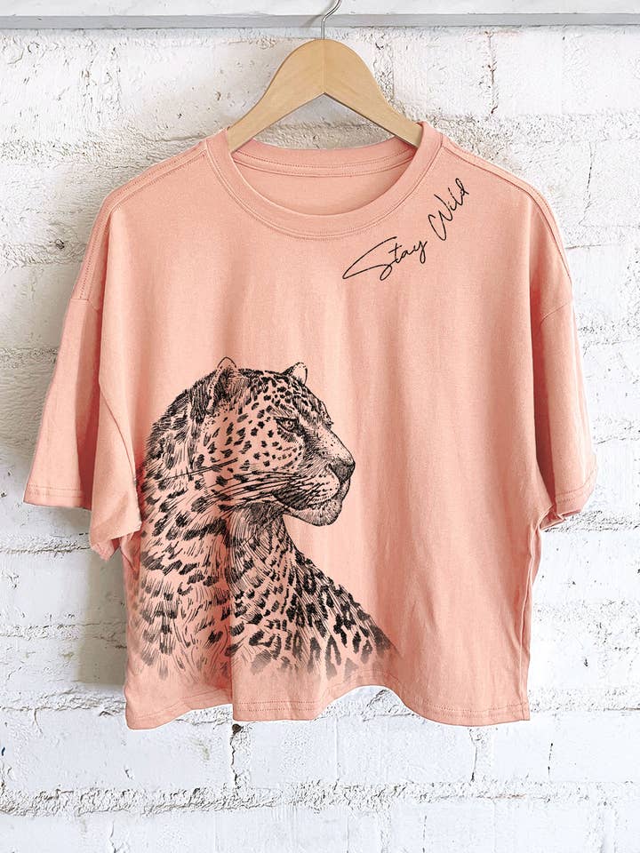 HAUT COURT LONG À IMPRIMÉ LÉOPARD STAY WILD pour la vente par Rustee Clothing