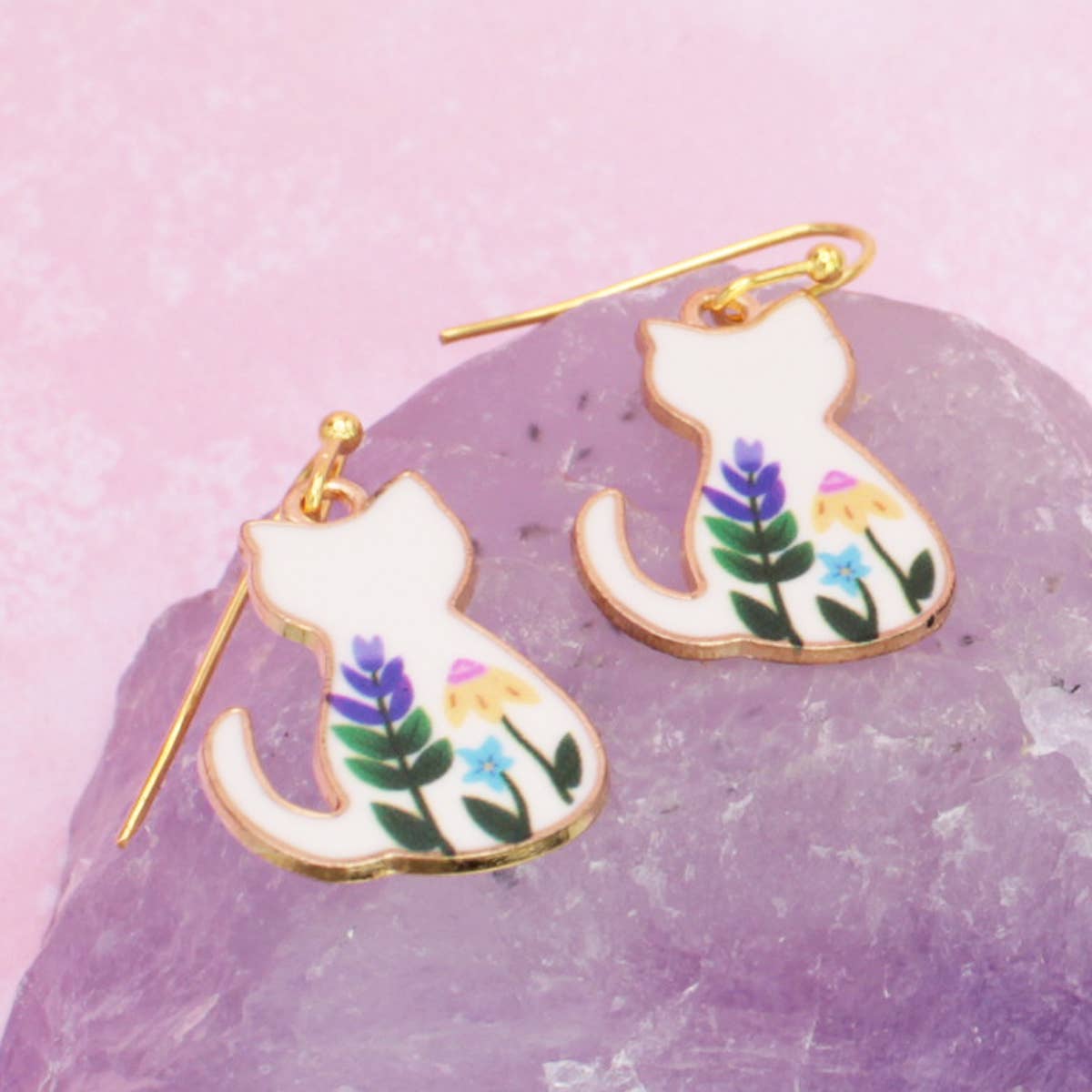 ZAD – wholesale Hängande örhängen – Örhängen med vita katter och blommönster i guld3