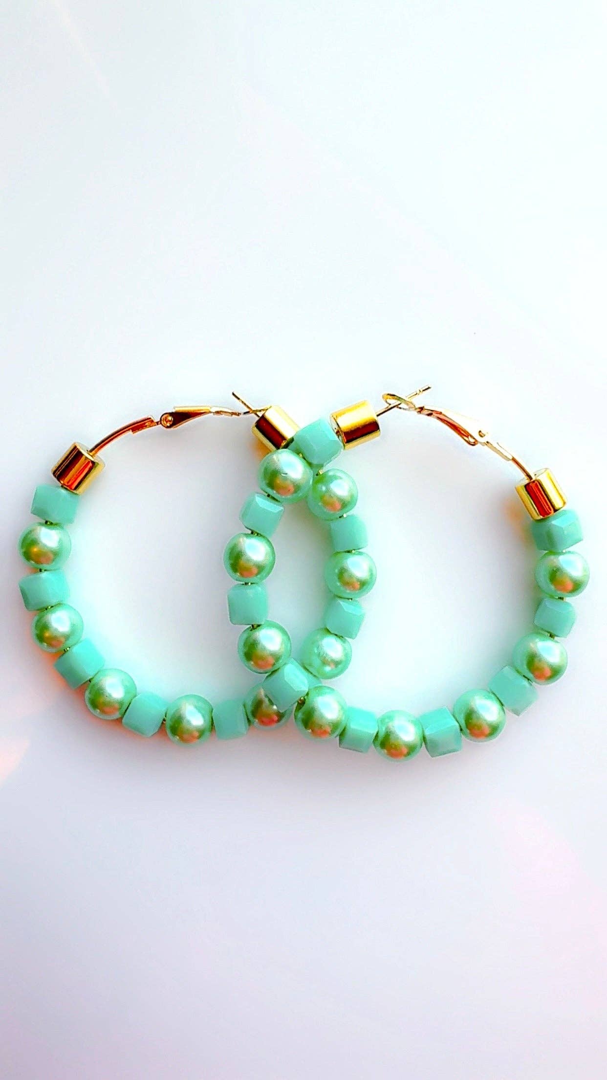 Soderena Designs - Venta al por mayor Pendientes de aro - Aros Verdes Menta con Cuentas1