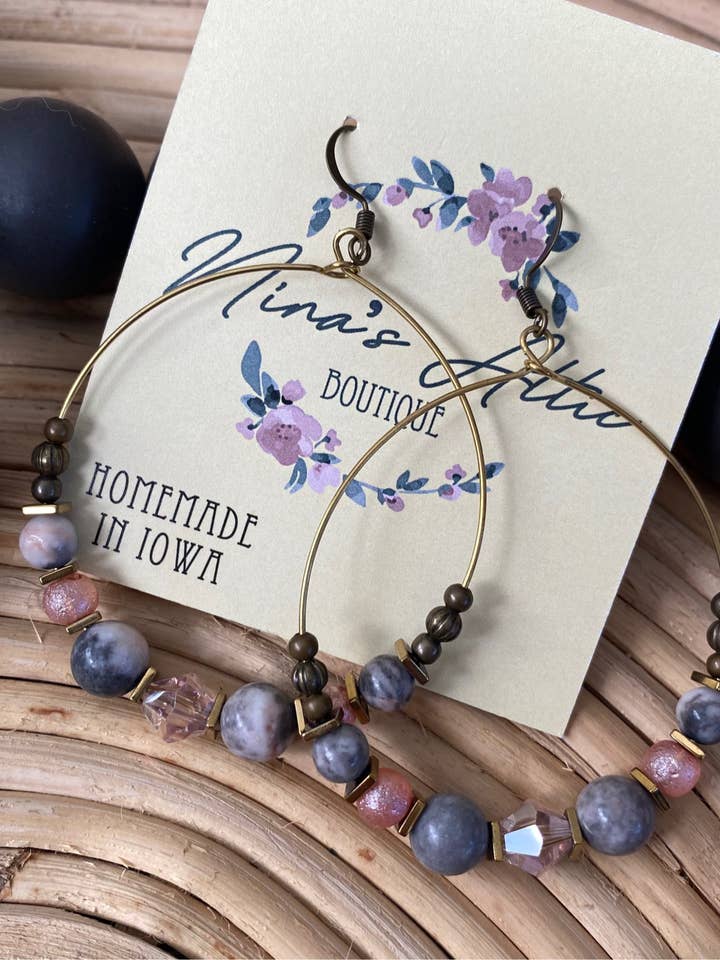 Créoles en perles rose tendre pour la vente par Nina’s Attic